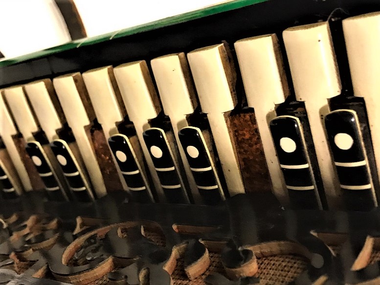 TAMAMEN EL İŞCİLİKLİ SEDEF KARMA MARKUTERİ VE TESTERE SÜSLEMELİ  CERKEZ AKORDİYON KÖRÜKLER DERİ 