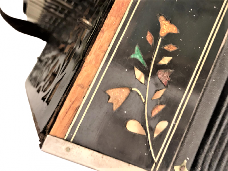 TAMAMEN EL İŞCİLİKLİ SEDEF KARMA MARKUTERİ VE TESTERE SÜSLEMELİ  CERKEZ AKORDİYON KÖRÜKLER DERİ 