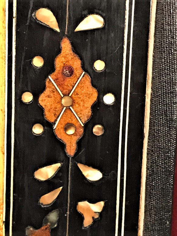 TAMAMEN EL İŞCİLİKLİ SEDEF KARMA MARKUTERİ VE TESTERE SÜSLEMELİ  CERKEZ AKORDİYON KÖRÜKLER DERİ 