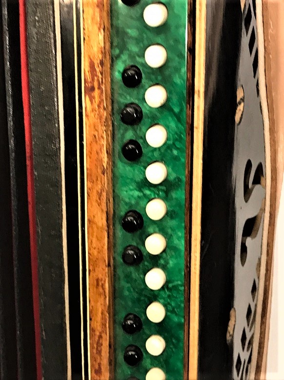 TAMAMEN EL İŞCİLİKLİ SEDEF KARMA MARKUTERİ VE TESTERE SÜSLEMELİ  CERKEZ AKORDİYON KÖRÜKLER DERİ 