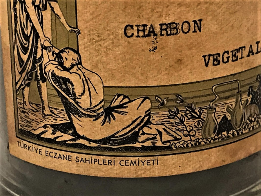 1950 CHARBON VEGETAL CAM KAPAKLI ŞİŞE ÜZERİ ETİKETLİ  İÇERSİ DOLU İLAC YAPIM ECZA ŞİŞESİ