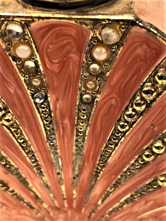 KAPAKLI PEMBE RANKLİ CAM ÜZERİ İŞLEMELİ CAM CEKME CUBUKLU PARFUM ŞİŞE Sİ