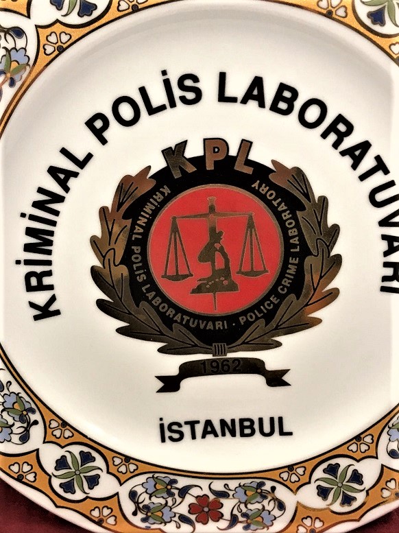 1962 İSTANBUL KRİMİNAL POLİS LABORATUVARI KUTUSUNDA VAZİFESİNDE  BAŞARI GÖSTERENLERE VERİLEN 