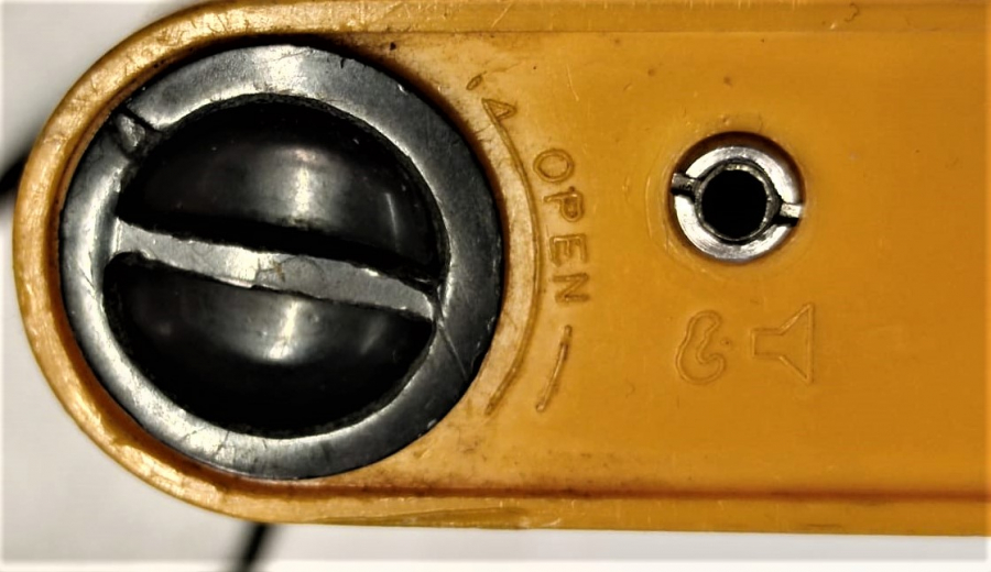 1970 AİTRON   BRAND MARKE AIE- 1241 RADİO 2 DALGA SARI RENKDE CEP RADYO