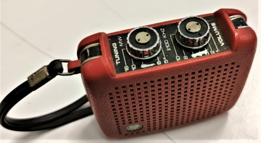 1970 TAŞINABİLİR PİLLİ EMPEROR MİNİ EL RADYO TEK DALGALI KIRMIZI RENK 
