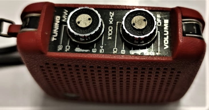1970 TAŞINABİLİR PİLLİ EMPEROR MİNİ EL RADYO TEK DALGALI KIRMIZI RENK 