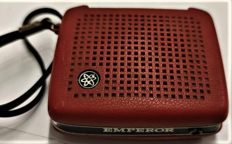 1970 TAŞINABİLİR PİLLİ EMPEROR MİNİ EL RADYO TEK DALGALI KIRMIZI RENK 