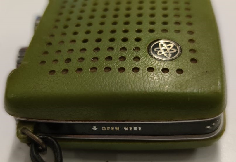 1972 TAŞINABİLİR PİLLİ EMPEROR MİNİ EL RADİO MONO TEK DALGALI YEŞİL RENK KULAKLIKLA İNDENEBİLME ÖZELLİKLİ  