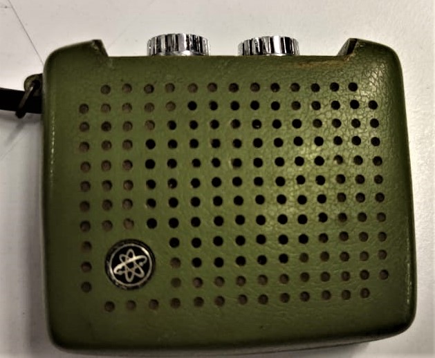 1972 TAŞINABİLİR PİLLİ EMPEROR MİNİ EL RADİO MONO TEK DALGALI YEŞİL RENK KULAKLIKLA İNDENEBİLME ÖZELLİKLİ  