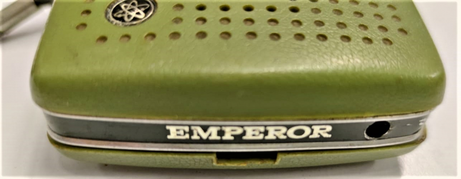 1972 TAŞINABİLİR PİLLİ EMPEROR MİNİ EL RADİO MONO TEK DALGALI YEŞİL RENK KULAKLIKLA İNDENEBİLME ÖZELLİKLİ  