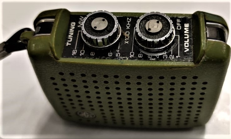 1972 TAŞINABİLİR PİLLİ EMPEROR MİNİ EL RADİO MONO TEK DALGALI YEŞİL RENK KULAKLIKLA İNDENEBİLME ÖZELLİKLİ  