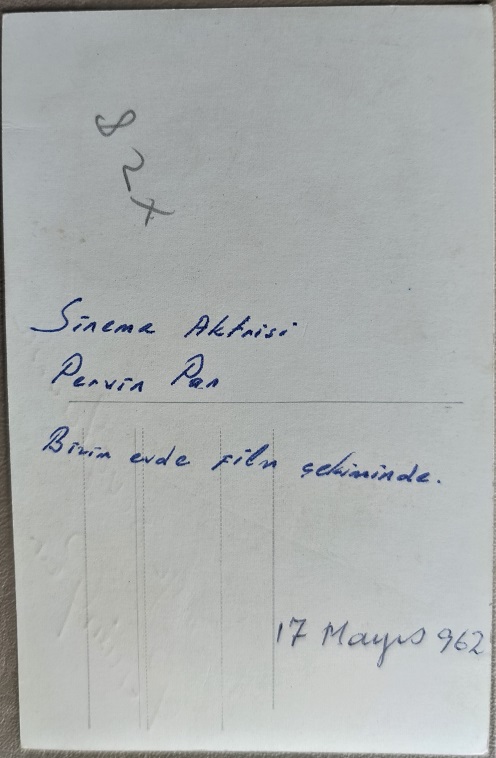 1962 SİNEMA SANATCISI PERVİN PAR EVİN PENCERESİNDE  FİLM CEKİM SAHNESİ FOTOGRAFI