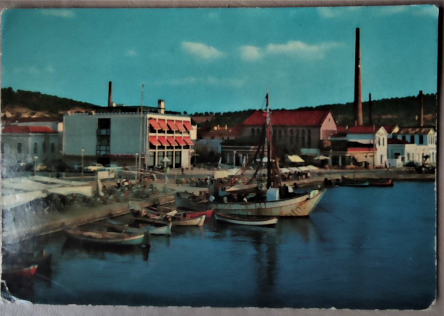 1977 AYVALIK  VE SAHİLDEN GÖRÜNTÜ TÜRKEY ARKASI YAZILI KARTPOSTAL