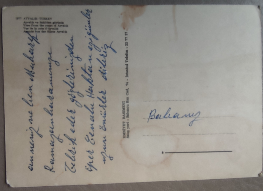 1977 AYVALIK  VE SAHİLDEN GÖRÜNTÜ TÜRKEY ARKASI YAZILI KARTPOSTAL