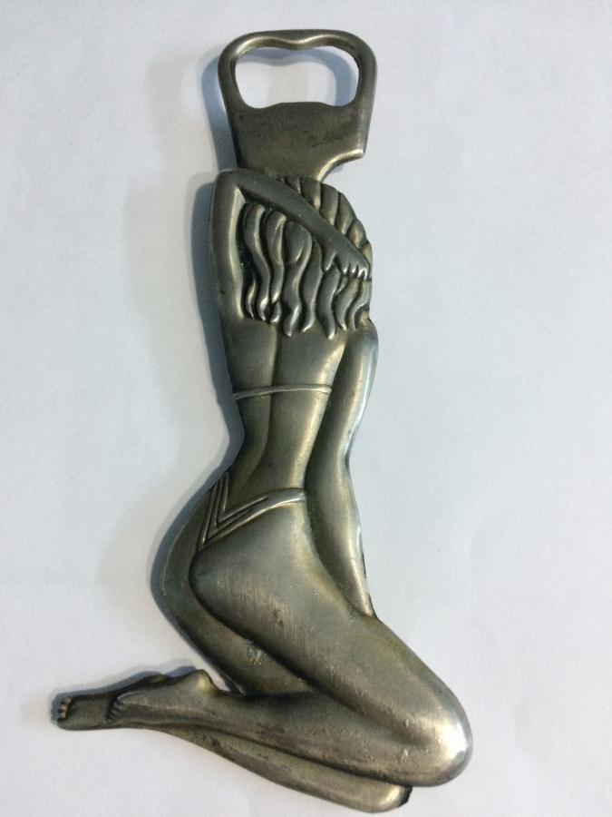 NÜ KADIN FORMUNDA METAL PİRİNC ŞİŞE KAPAK AÇACAK