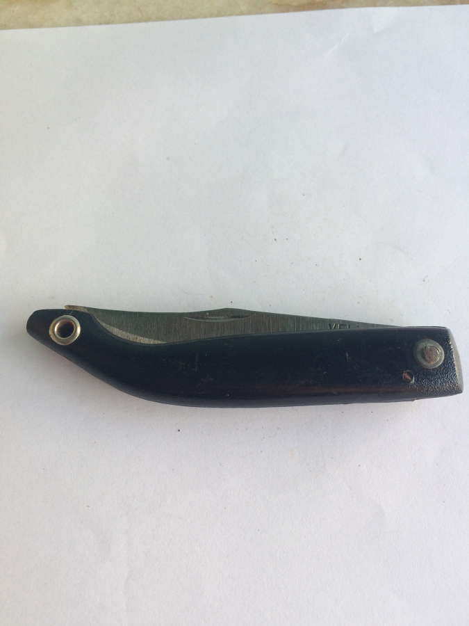 AĞAÇ SAPLI  YAN ŞEKLİNDE TASARLANMIŞ BICAK KISMI VELİ P S DAMGALI ÇAKI