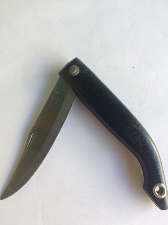 AĞAÇ SAPLI  YAN ŞEKLİNDE TASARLANMIŞ BICAK KISMI VELİ P S DAMGALI ÇAKI