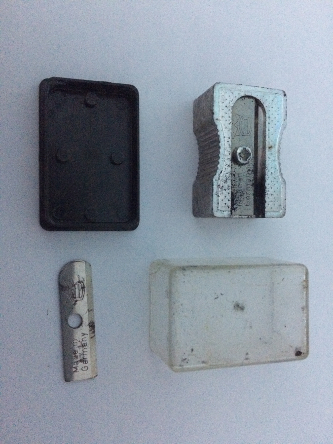 ALİMÜNYÜM CELİK BICAKLI KENDİ KUTUSUNDA  KURŞUN KALEM AÇACAĞI KALEMTIRAŞ