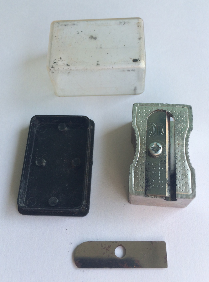 ALİMÜNYÜM CELİK BICAKLI KENDİ KUTUSUNDA  KURŞUN KALEM AÇACAĞI KALEMTIRAŞ