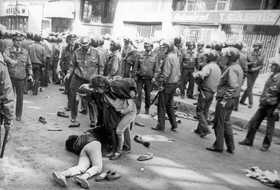 1970 Lİ YILLAR TOPLUM POLİSİ ÖN ŞEFFAF SİPERLİKLİ ARMALI POLİS MİGFERİ