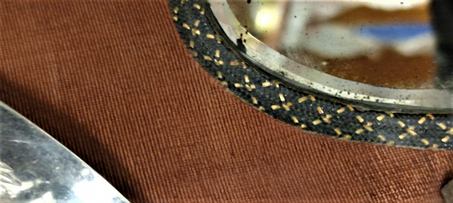 1960 ELBİSE FIRCASI AYAKKABI CEKECEK VE AYNA DAİRE GİRİSİNDE OLMAZSA OLMAZLANDANDI