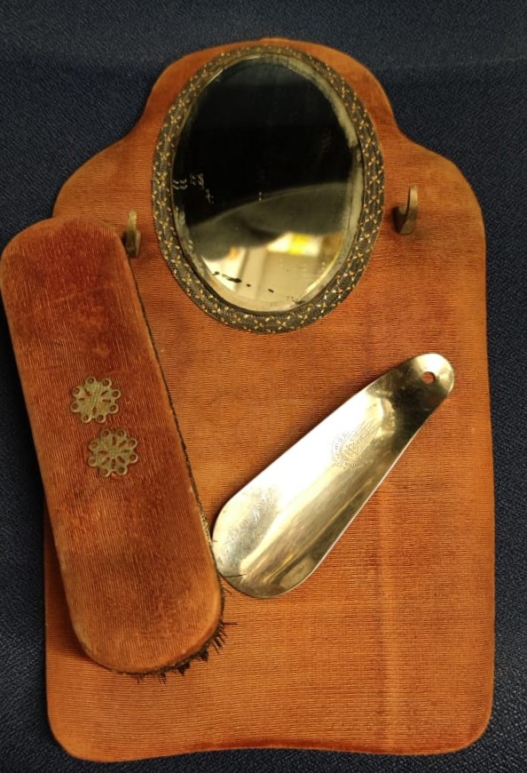 1960 ELBİSE FIRCASI AYAKKABI CEKECEK VE AYNA DAİRE GİRİSİNDE OLMAZSA OLMAZLANDANDI