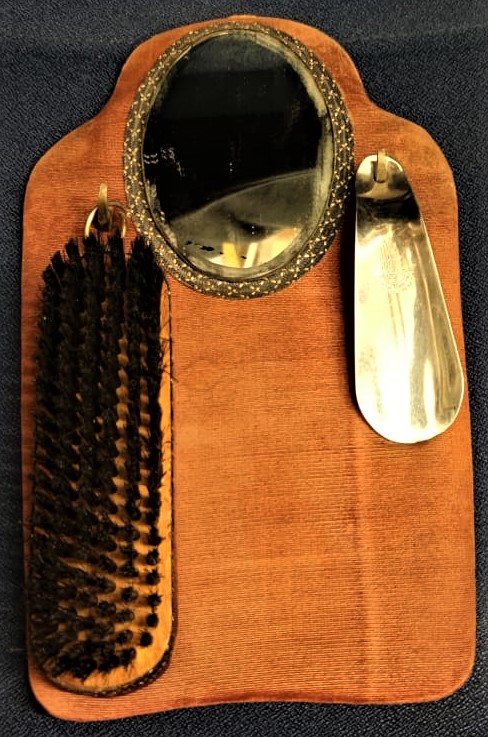 1960 ELBİSE FIRCASI AYAKKABI CEKECEK VE AYNA DAİRE GİRİSİNDE OLMAZSA OLMAZLANDANDI