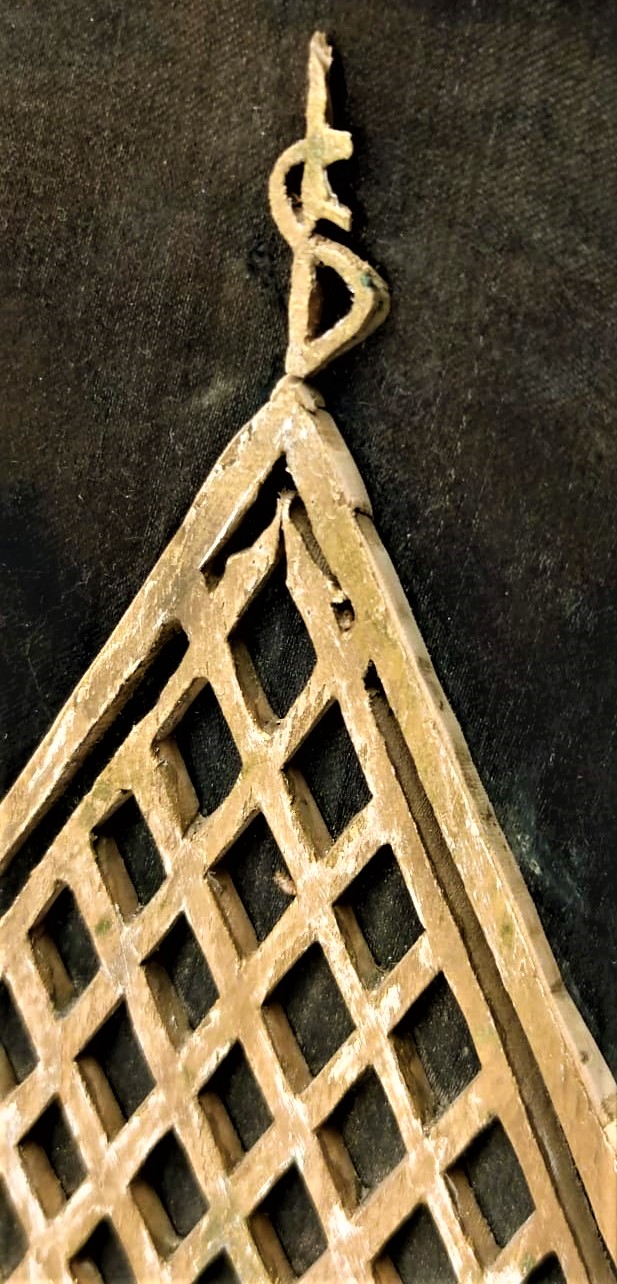 OSMANLI İPEK ÜZERİNE KIL TESTERE İŞİ KUFİ  KESİM HAT YAZI FETİH SÜRESİNİN İLK AYETİ