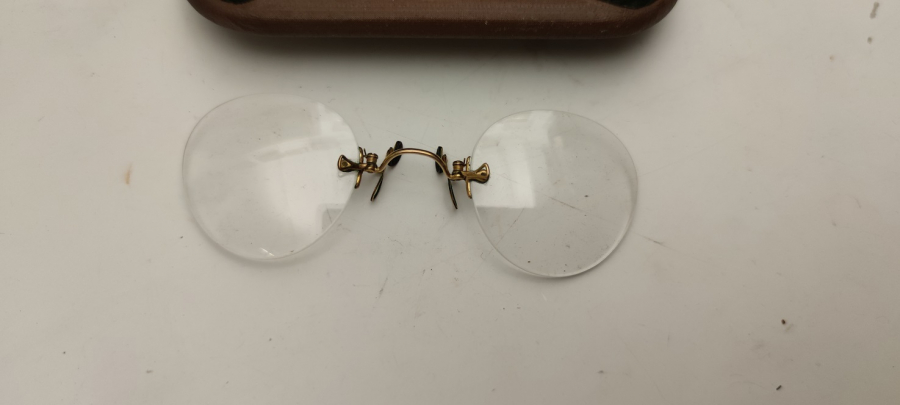 BURUNA SIKIŞTIRILARAK TAKILAN MEKANİZMALI KUTUSUNDA NUMARALI PROFESÖR GÖZLÜĞÜ