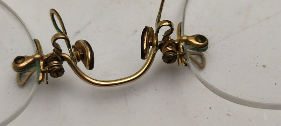 BURUNA SIKIŞTIRILARAK TAKILAN MEKANİZMALI KUTUSUNDA NUMARALI PROFESÖR GÖZLÜĞÜ