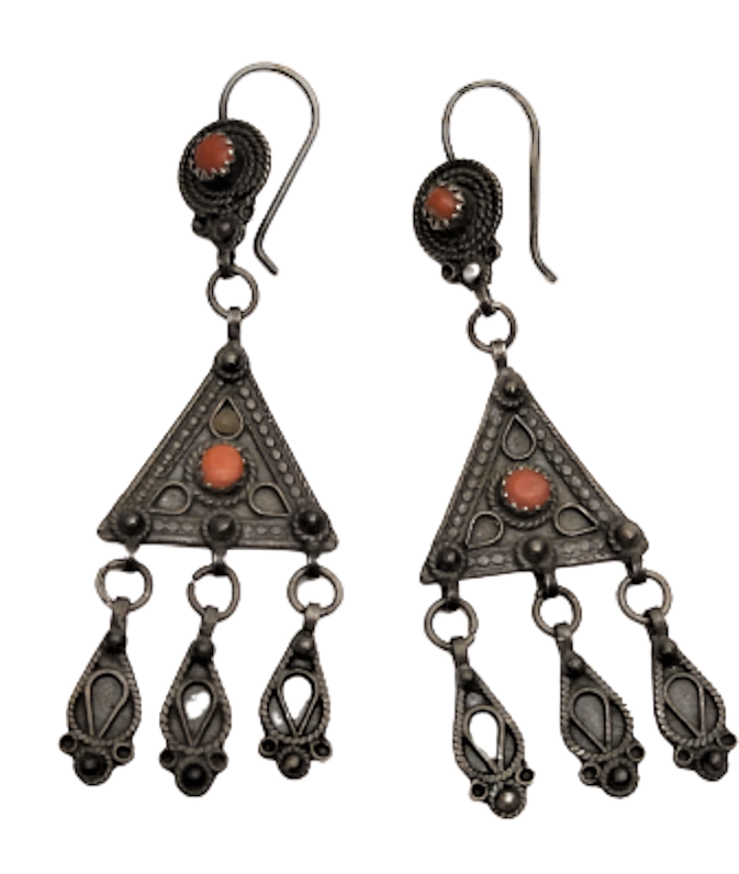 OSMANLI MERCAN TAŞLI GÜMÜŞ ÜCGEN FORMDA ÜÇLÜ SALLAMALI EL İŞCİLİKLİ CİFT KÜPE