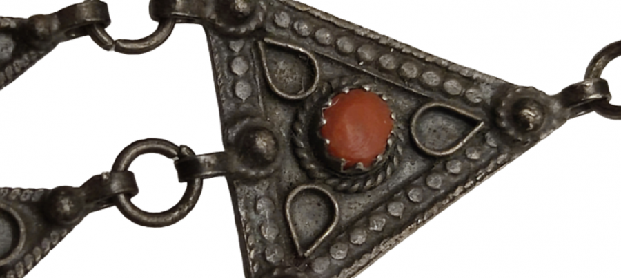 OSMANLI MERCAN TAŞLI GÜMÜŞ ÜCGEN FORMDA ÜÇLÜ SALLAMALI EL İŞCİLİKLİ CİFT KÜPE