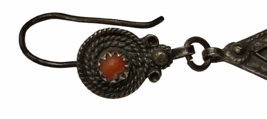 OSMANLI MERCAN TAŞLI GÜMÜŞ ÜCGEN FORMDA ÜÇLÜ SALLAMALI EL İŞCİLİKLİ CİFT KÜPE