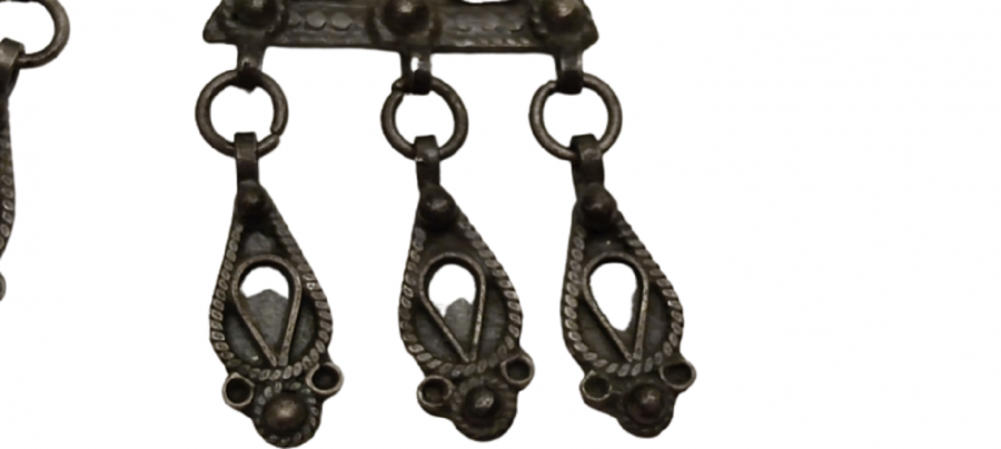 OSMANLI MERCAN TAŞLI GÜMÜŞ ÜCGEN FORMDA ÜÇLÜ SALLAMALI EL İŞCİLİKLİ CİFT KÜPE