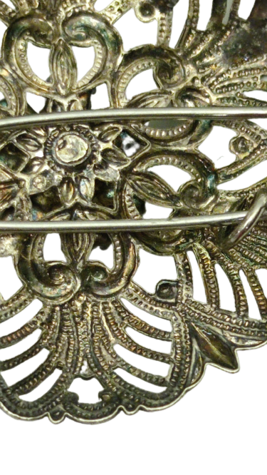 TESTERE İŞİ İĞNELİ BEYAZ TAŞLI BROŞ BİR BÜYÜK ETRAFINDA 7 TAŞ