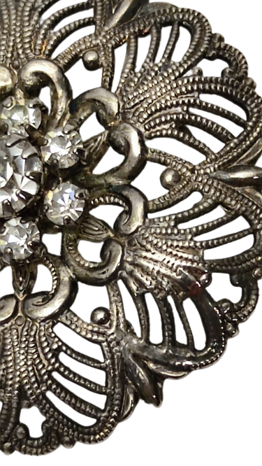 TESTERE İŞİ İĞNELİ BEYAZ TAŞLI BROŞ BİR BÜYÜK ETRAFINDA 7 TAŞ