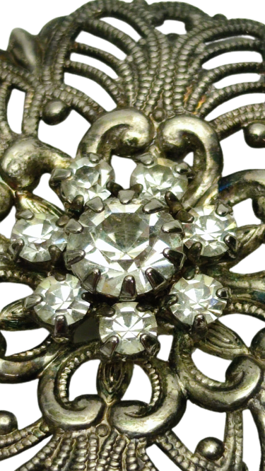 TESTERE İŞİ İĞNELİ BEYAZ TAŞLI BROŞ BİR BÜYÜK ETRAFINDA 7 TAŞ