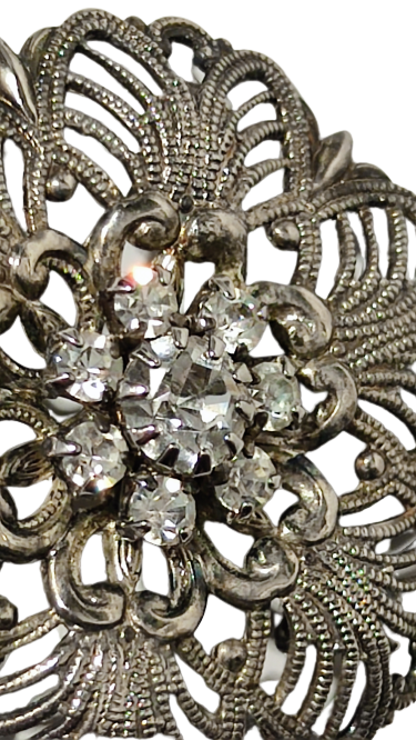 TESTERE İŞİ İĞNELİ BEYAZ TAŞLI BROŞ BİR BÜYÜK ETRAFINDA 7 TAŞ