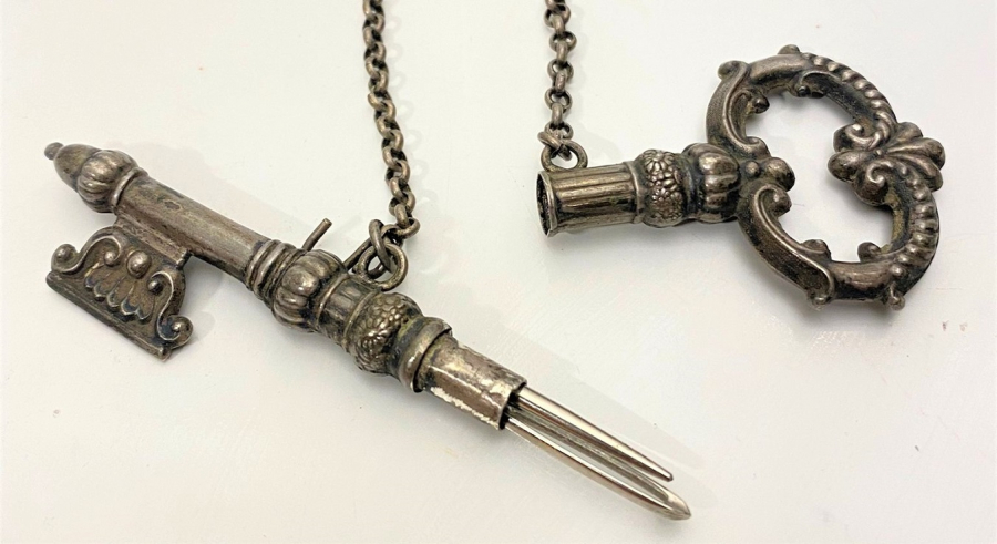 OSMANLI TAMAMI GÜMÜŞ 1920 İGNEDAN ZİNCİRLİ ORTADAN 2 PARÇAYA AYRILABİLEN GÜMÜŞ ANAHTAR