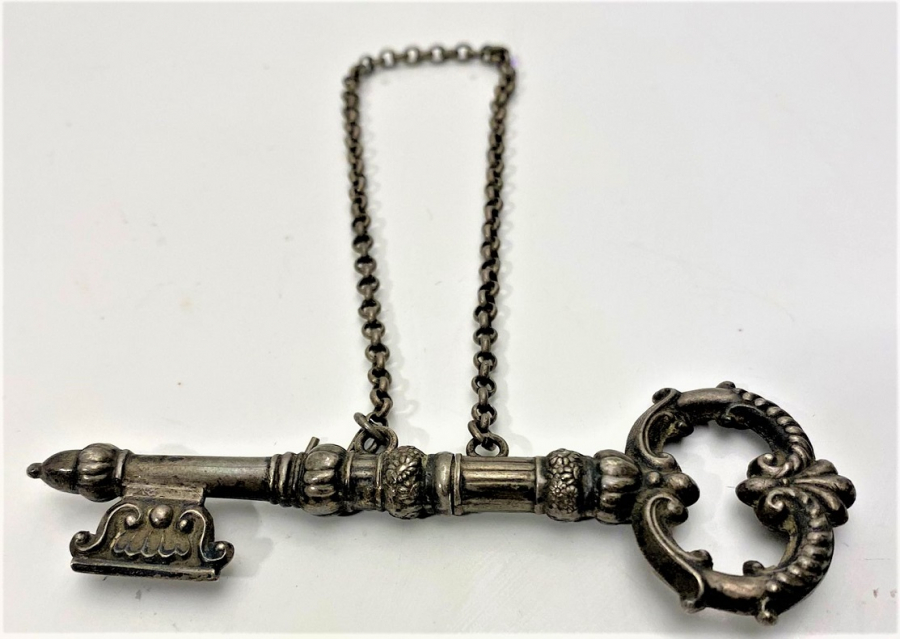 OSMANLI TAMAMI GÜMÜŞ 1920 İGNEDAN ZİNCİRLİ ORTADAN 2 PARÇAYA AYRILABİLEN GÜMÜŞ ANAHTAR