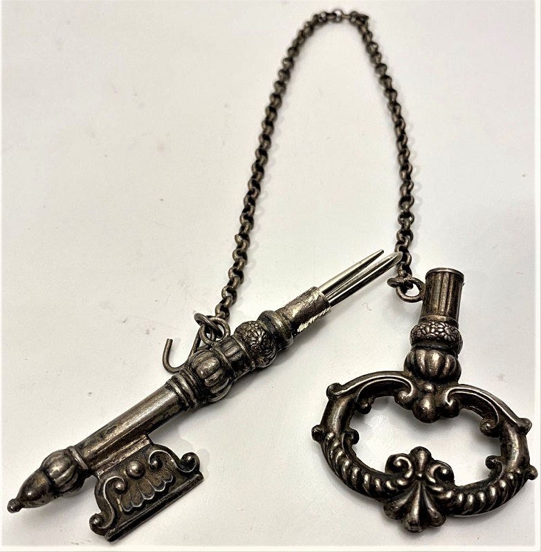 OSMANLI TAMAMI GÜMÜŞ 1920 İGNEDAN ZİNCİRLİ ORTADAN 2 PARÇAYA AYRILABİLEN GÜMÜŞ ANAHTAR