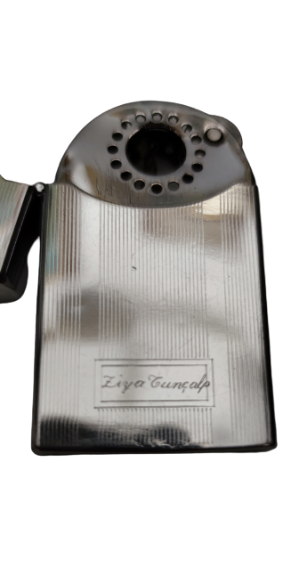 WINDPROOF ZENİTH ÜZERİ İNSİYALLLİ  ZİYA TUNÇALP YAZILI NADİR BENZİNLİ ZİPPO ÇAKMAK.