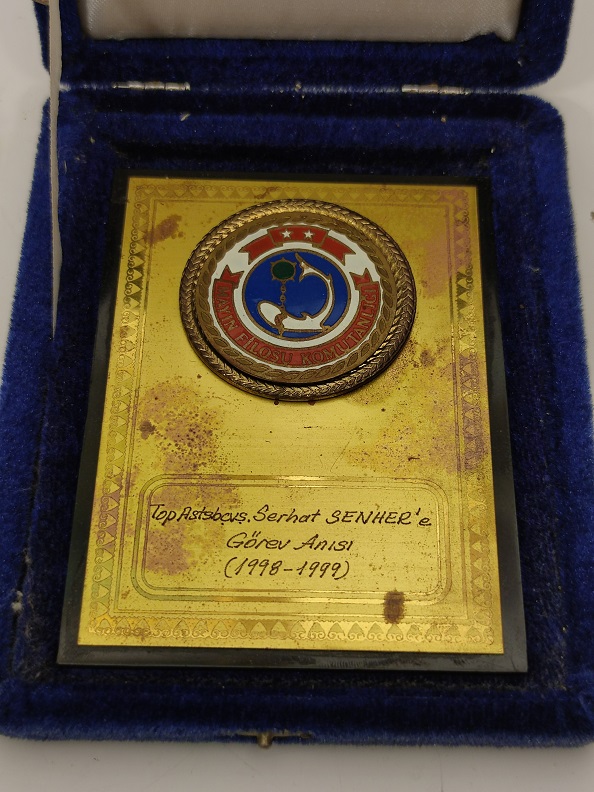 1998-1999 MAYIN FILOSU KOMUTANLIĞI TOP.ASTSBCVŞ SERHAT SENHER'E GÖREV ANISI PLAKETİ ORJİNAL KUTUSUNDA
