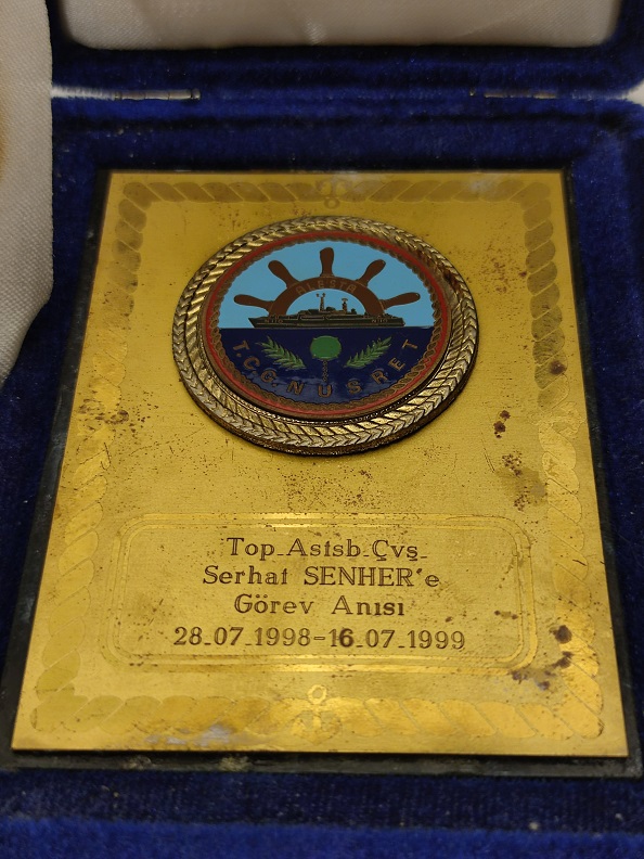 1998-1999 T.C.G NUSRET GEMİSİ TOP.ASTSB CVŞ SERHAT SENHER'E GÖREV ANISI PLAKETİ ORJİNAL KUTUSUNDA