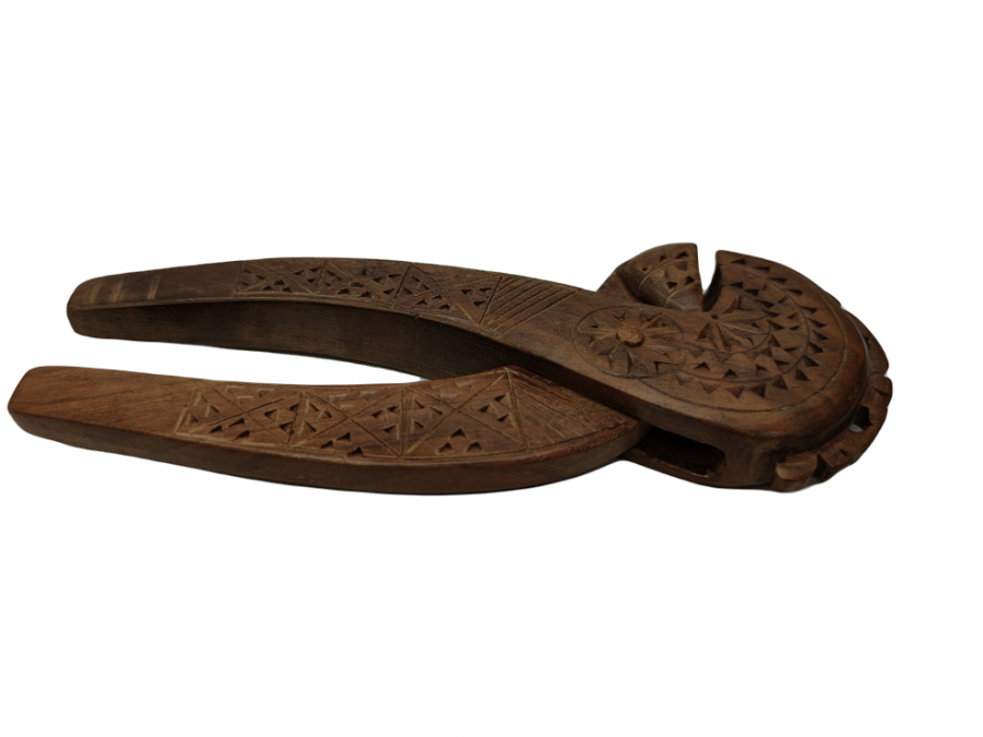 AHŞAP EL OYMA İŞCİLİKLİ EL SIKMALI CEVİZ KIRACAĞI