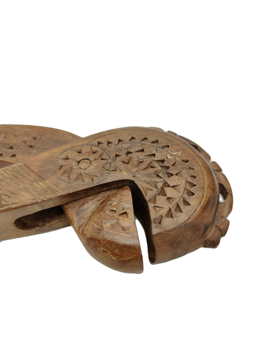 AHŞAP EL OYMA İŞCİLİKLİ EL SIKMALI CEVİZ KIRACAĞI