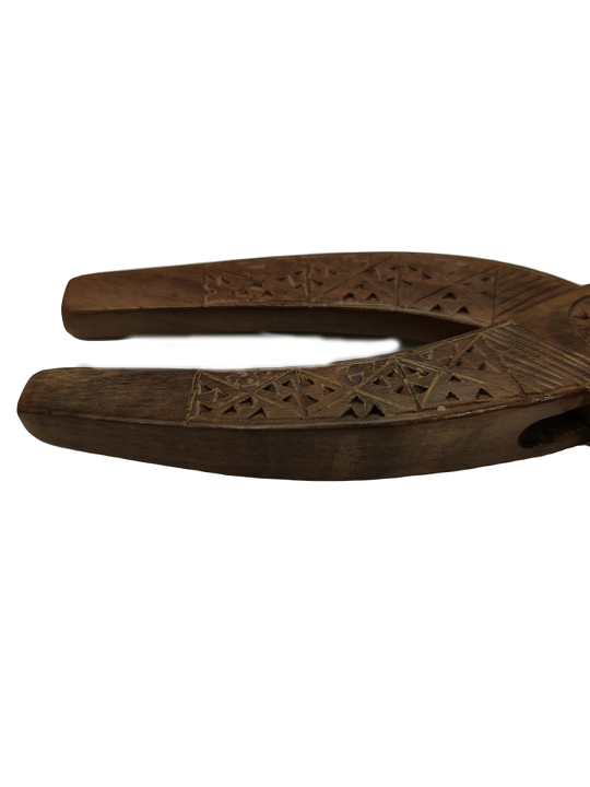 AHŞAP EL OYMA İŞCİLİKLİ EL SIKMALI CEVİZ KIRACAĞI