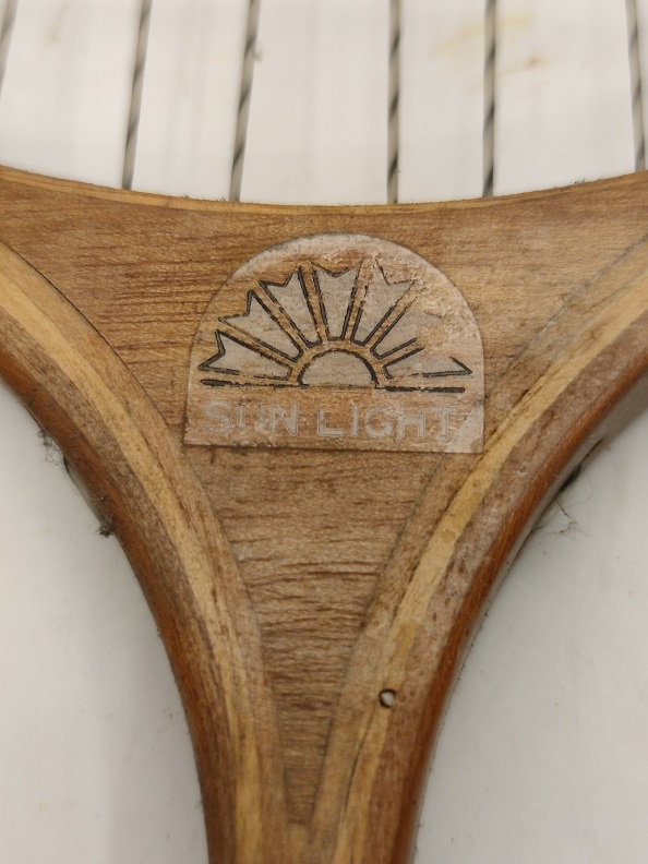1940 AHŞAP KASNAKLI SUN LIGHT BADMINTON RAKETİ VE DUNLOP KORUYUCUSU