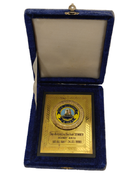 1997-1998 TCG ALÇITEPE ŞAVAŞ GEMİSİ TOP.STSBCVŞ SERHAT SENHER HİZMET ANISI PLAKETİ ORJİNAL KUTUSUNDA