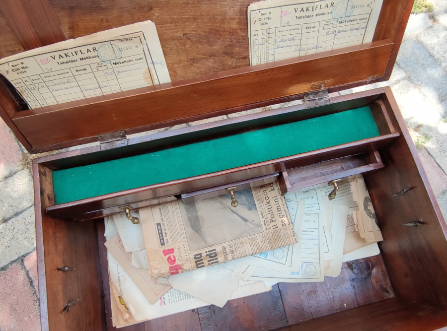 1800 YILLAR OSMANLI İÇERSİ CEKMECELİ DİVİTLİKLİ HER TARAFI KIRLANGIC GECME CEVİZ AGACINDAN YANLAR KULPLU HAT SANDIĞI